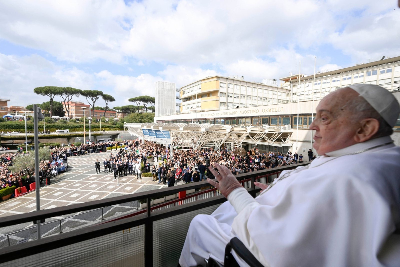 Pope Francis returns to the Vatican after the first appearance from the hospitalization of February 14