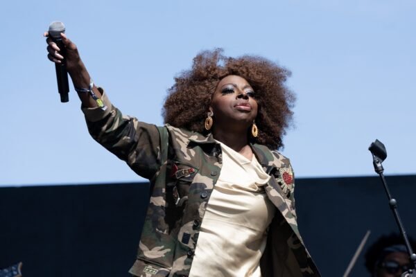 The singer Angie Stone dies at 63