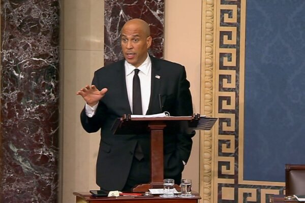 Senator Cory Booker breaks the Senate record with the 24 -hour speech of the marathon that protests Trump and musk