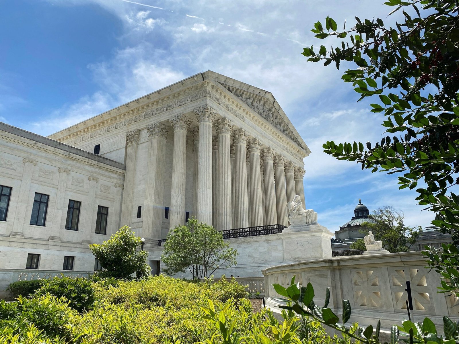 Trump asks the Supreme Court to eliminate the restrictions ordered by the judge on deportations of the 3rd country