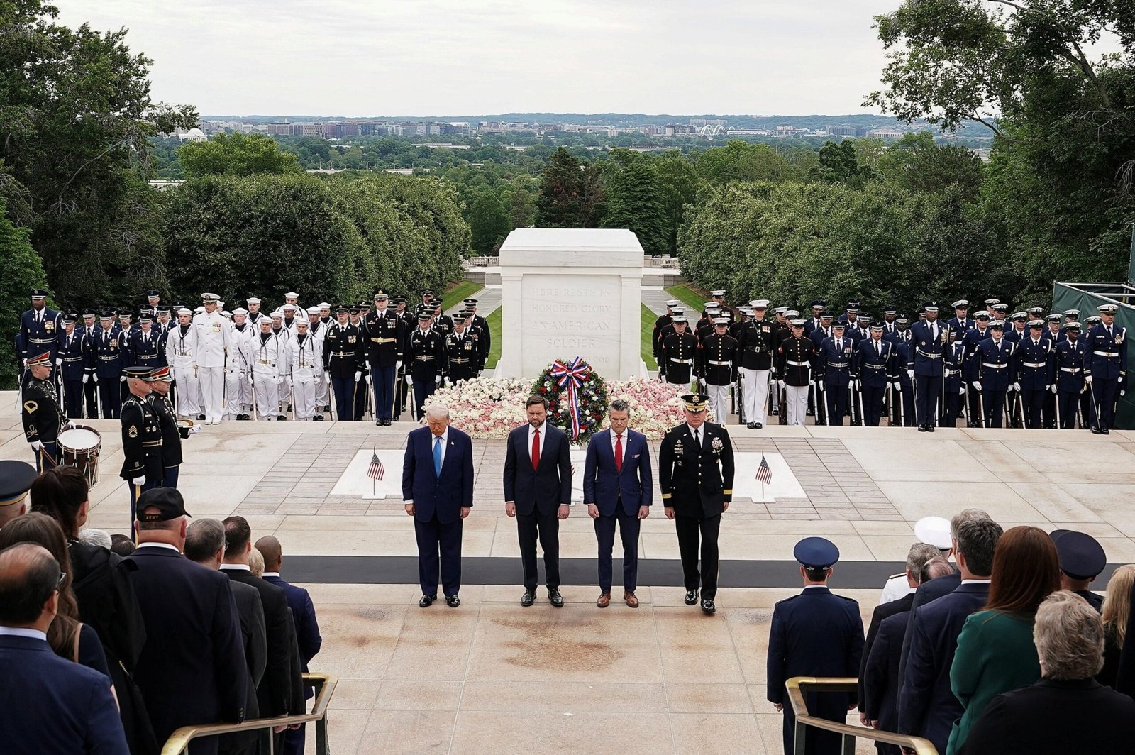 Photo: President Donald Trump, Vice President JD Vance and Defense Secretary Pete Hegseth meet the tomb of the unknown soldier, on the holidays of the Fallen Day, in the National Cemetery of Arlington in Arlington, Virginia, May 26, 2025.