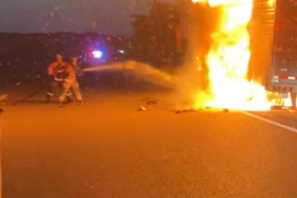 20 tons of chuleton fillets rise on fire on the side of the road on the fire of the tractor trailer