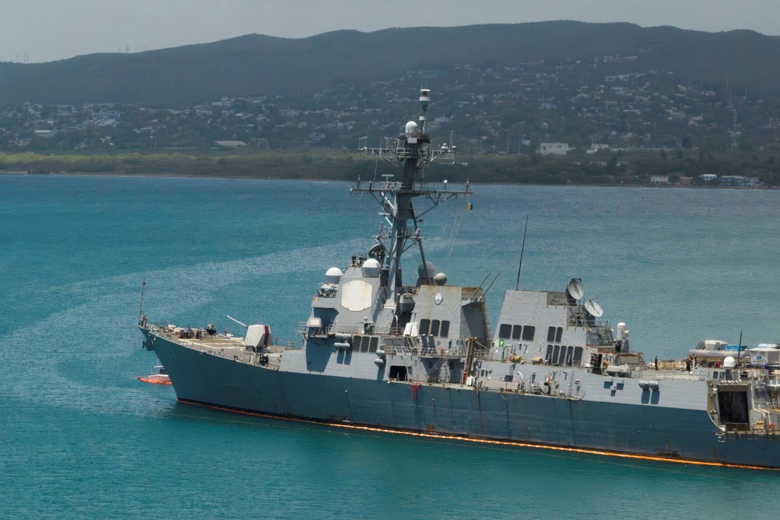 Photo: Missile destroyer guided by the US Navy