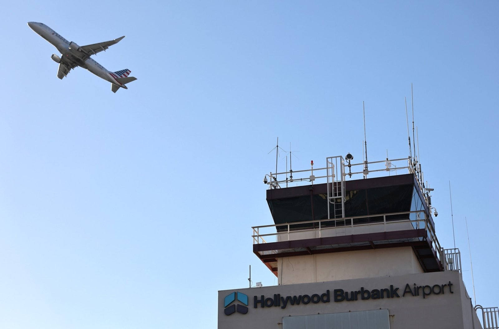 Air traffic controllers who work without pay begin to call patients, which leads to flight cancellations and delays throughout the country