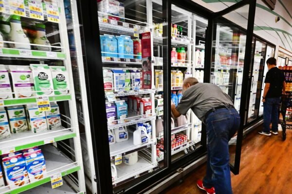 Consumer confidence sours as government shutdown threatens economic damage